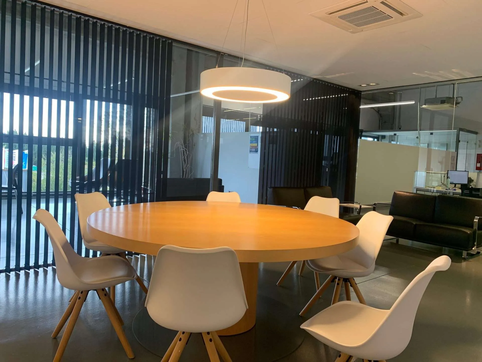 reunio coworking room scaled Spaces Coworking